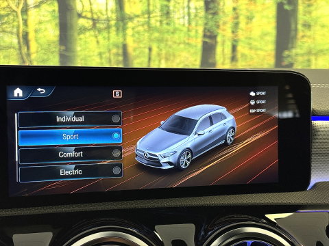 Mercedes-Benz A-Klasse 250 e Premium Plus | Grafietgrijs Mango | Burmester | Panorama dak | Head-Up Display | 360° Camera | Multibeam Led | Sfeerverlichting | Trekhaak | Apple Carplay | Android Auto |