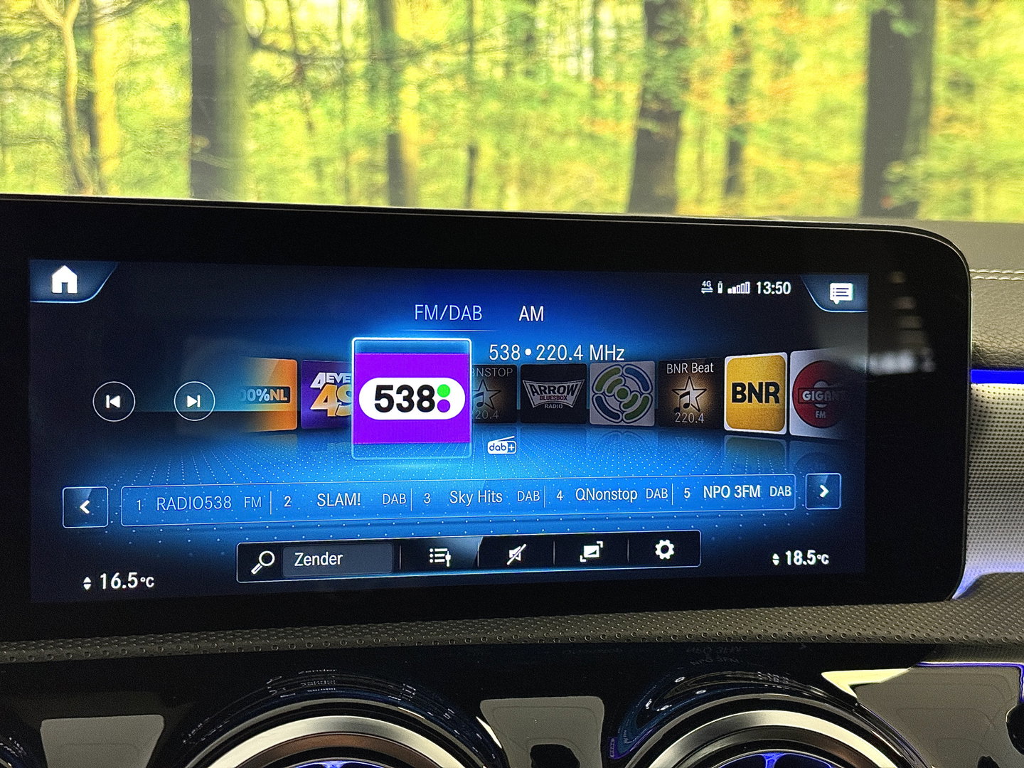 Mercedes-Benz A-Klasse 250 e Premium Plus | Grafietgrijs Mango | Burmester | Panorama dak | Head-Up Display | 360° Camera | Multibeam Led | Sfeerverlichting | Trekhaak | Apple Carplay | Android Auto |