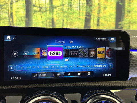 Mercedes-Benz A-Klasse 250 e Premium Plus | Grafietgrijs Mango | Burmester | Panorama dak | Head-Up Display | 360° Camera | Multibeam Led | Sfeerverlichting | Trekhaak | Apple Carplay | Android Auto |