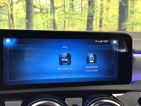 Mercedes-Benz A-Klasse 250 e Premium Plus | Grafietgrijs Mango | Burmester | Panorama dak | Head-Up Display | 360° Camera | Multibeam Led | Sfeerverlichting | Trekhaak | Apple Carplay | Android Auto |