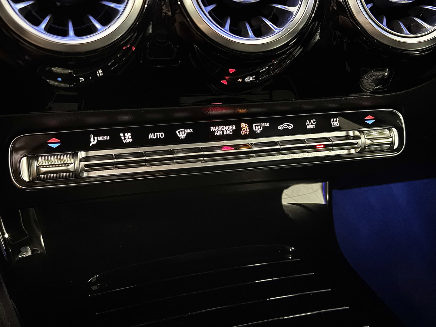 Mercedes-Benz A-Klasse 250 e Premium Plus | Grafietgrijs Mango | Burmester | Panorama dak | Head-Up Display | 360° Camera | Multibeam Led | Sfeerverlichting | Trekhaak | Apple Carplay | Android Auto |