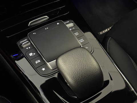 Mercedes-Benz A-Klasse 250 e Premium Plus | Grafietgrijs Mango | Burmester | Panorama dak | Head-Up Display | 360° Camera | Multibeam Led | Sfeerverlichting | Trekhaak | Apple Carplay | Android Auto |