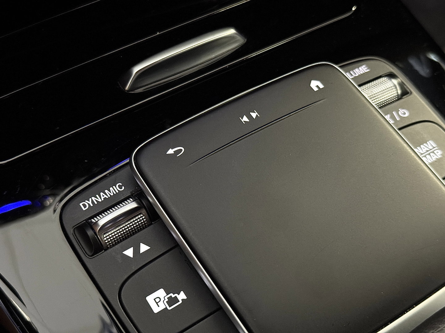 Mercedes-Benz A-Klasse 250 e Premium Plus | Grafietgrijs Mango | Burmester | Panorama dak | Head-Up Display | 360° Camera | Multibeam Led | Sfeerverlichting | Trekhaak | Apple Carplay | Android Auto |