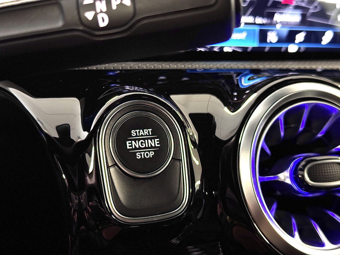 Mercedes-Benz A-Klasse 250 e Premium Plus | Grafietgrijs Mango | Burmester | Panorama dak | Head-Up Display | 360° Camera | Multibeam Led | Sfeerverlichting | Trekhaak | Apple Carplay | Android Auto |