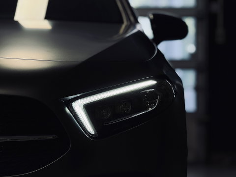 Mercedes-Benz A-Klasse 250 e Premium Plus | Grafietgrijs Mango | Burmester | Panorama dak | Head-Up Display | 360° Camera | Multibeam Led | Sfeerverlichting | Trekhaak | Apple Carplay | Android Auto |