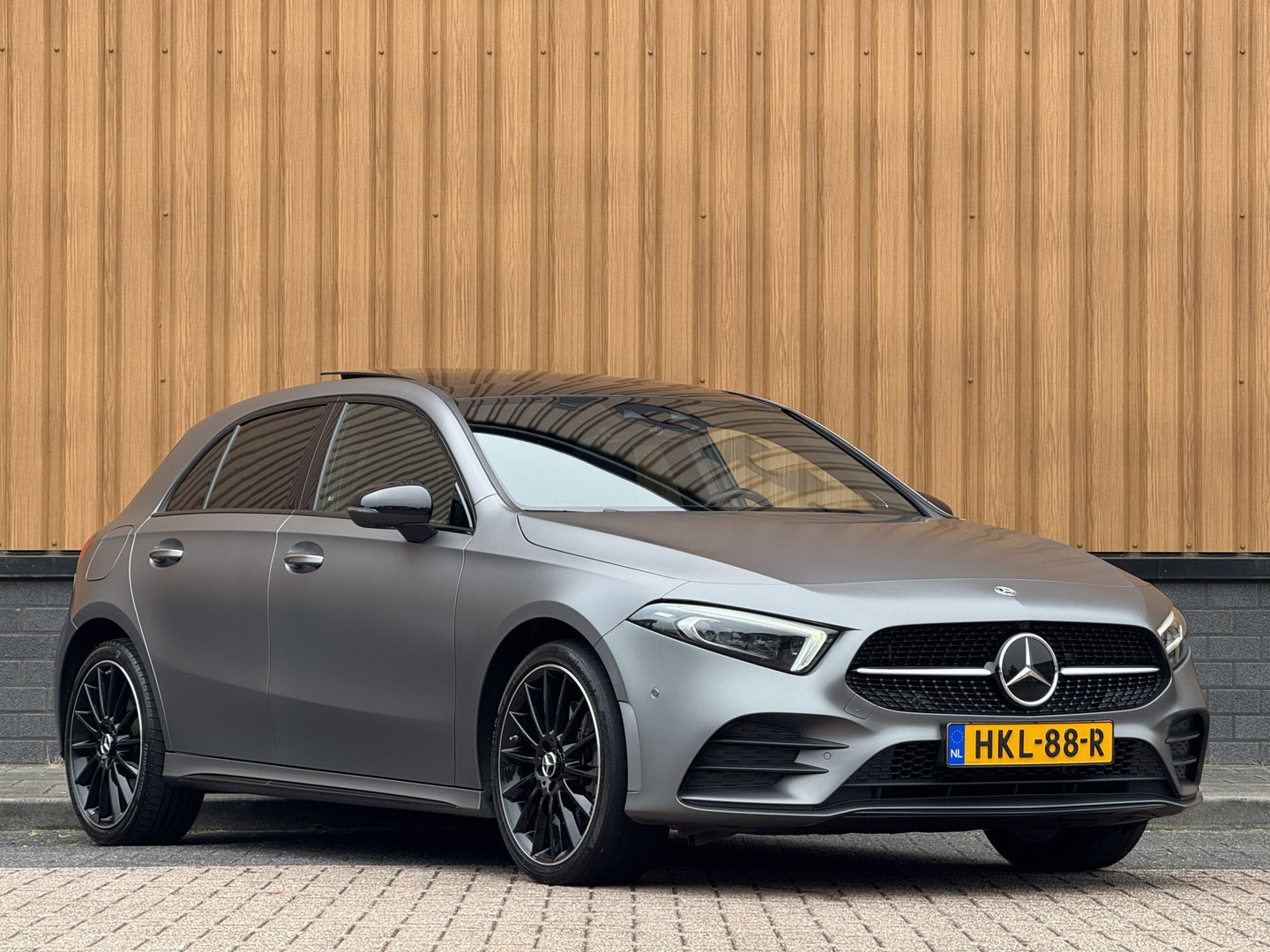 Mercedes-Benz A-Klasse 250 e Premium Plus | Grafietgrijs Mango | Burmester | Panorama dak | Head-Up Display | 360° Camera | Multibeam Led | Sfeerverlichting | Trekhaak | Apple Carplay | Android Auto |