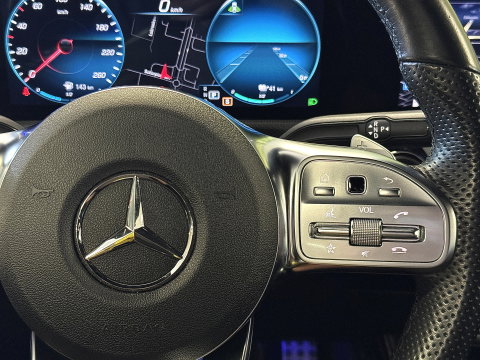 Mercedes-Benz A-Klasse 250 e Premium Plus | Grafietgrijs Mango | Burmester | Panorama dak | Head-Up Display | 360° Camera | Multibeam Led | Sfeerverlichting | Trekhaak | Apple Carplay | Android Auto |