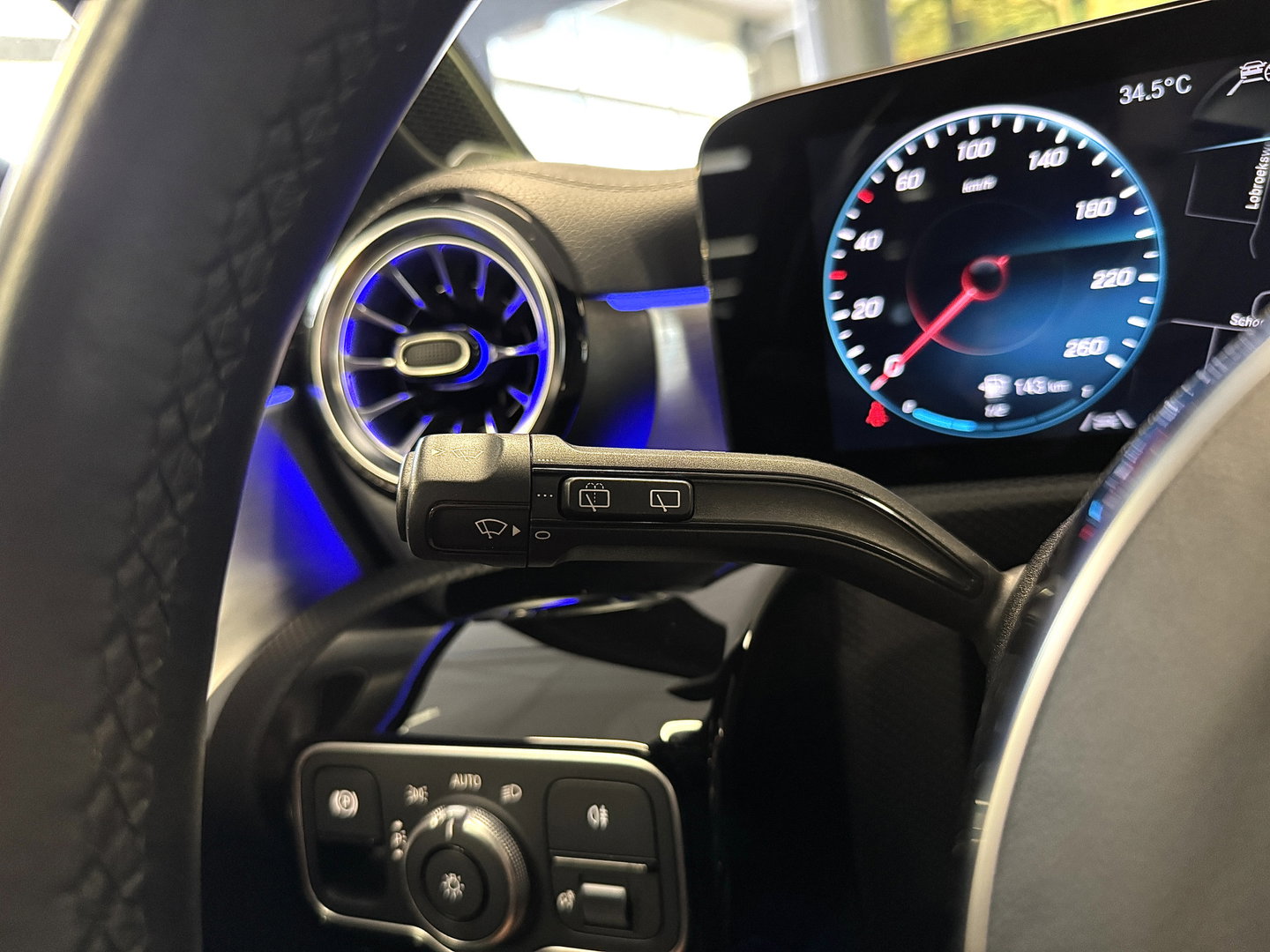 Mercedes-Benz A-Klasse 250 e Premium Plus | Grafietgrijs Mango | Burmester | Panorama dak | Head-Up Display | 360° Camera | Multibeam Led | Sfeerverlichting | Trekhaak | Apple Carplay | Android Auto |