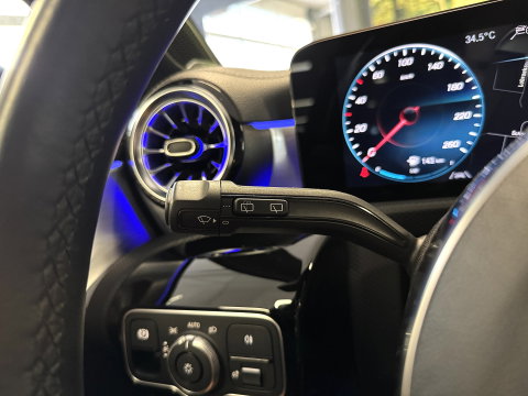 Mercedes-Benz A-Klasse 250 e Premium Plus | Grafietgrijs Mango | Burmester | Panorama dak | Head-Up Display | 360° Camera | Multibeam Led | Sfeerverlichting | Trekhaak | Apple Carplay | Android Auto |