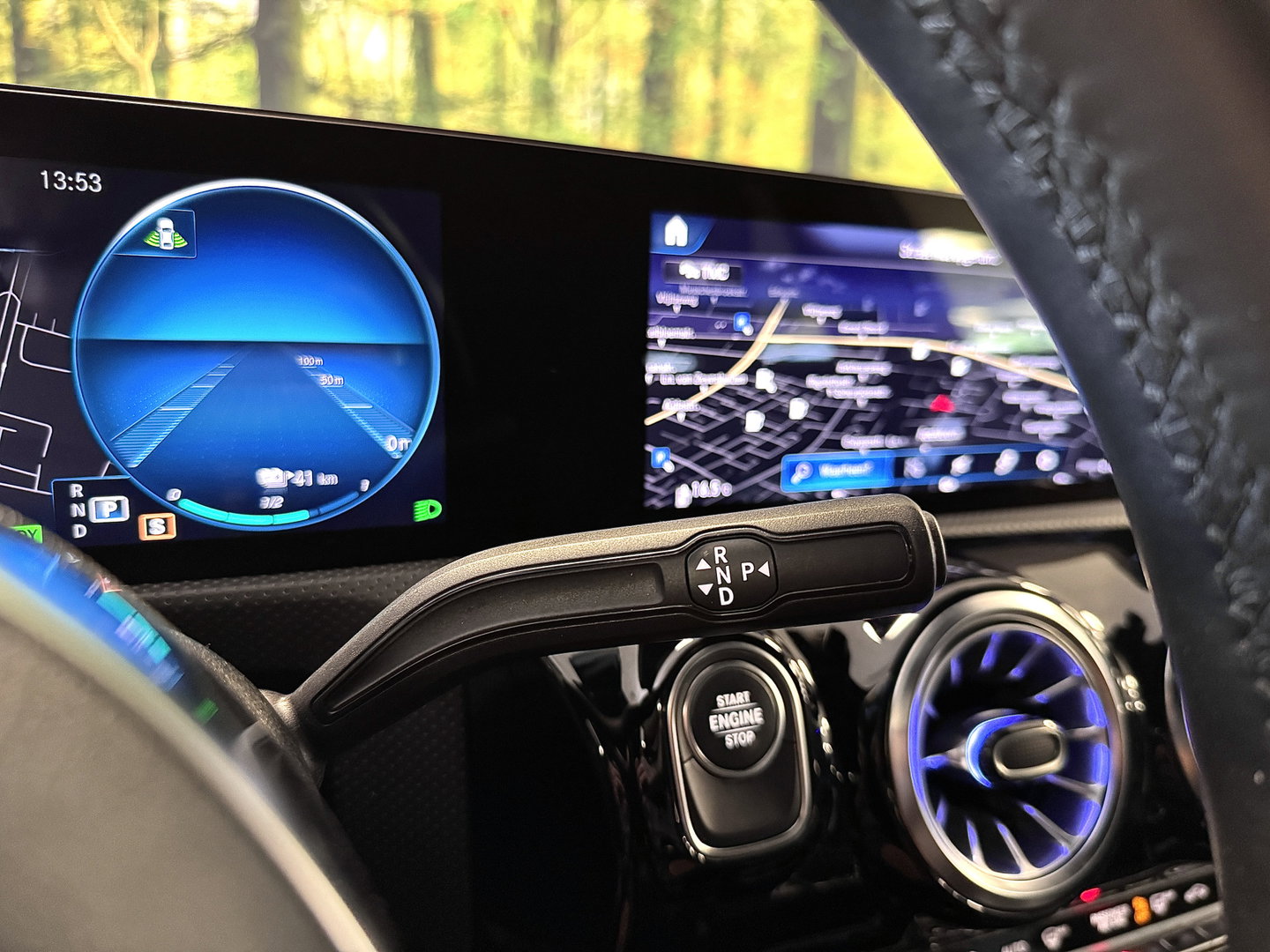 Mercedes-Benz A-Klasse 250 e Premium Plus | Grafietgrijs Mango | Burmester | Panorama dak | Head-Up Display | 360° Camera | Multibeam Led | Sfeerverlichting | Trekhaak | Apple Carplay | Android Auto |