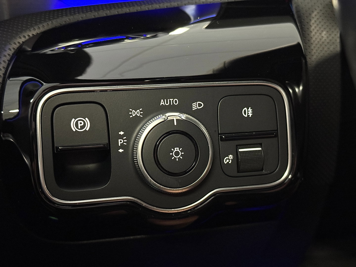 Mercedes-Benz A-Klasse 250 e Premium Plus | Grafietgrijs Mango | Burmester | Panorama dak | Head-Up Display | 360° Camera | Multibeam Led | Sfeerverlichting | Trekhaak | Apple Carplay | Android Auto |
