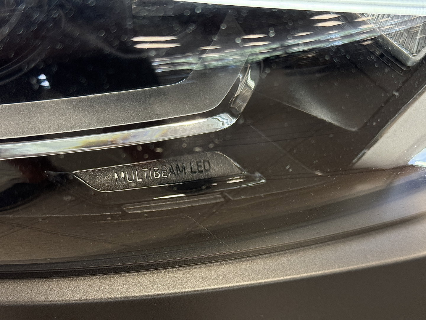 Mercedes-Benz A-Klasse 250 e Premium Plus | Grafietgrijs Mango | Burmester | Panorama dak | Head-Up Display | 360° Camera | Multibeam Led | Sfeerverlichting | Trekhaak | Apple Carplay | Android Auto |