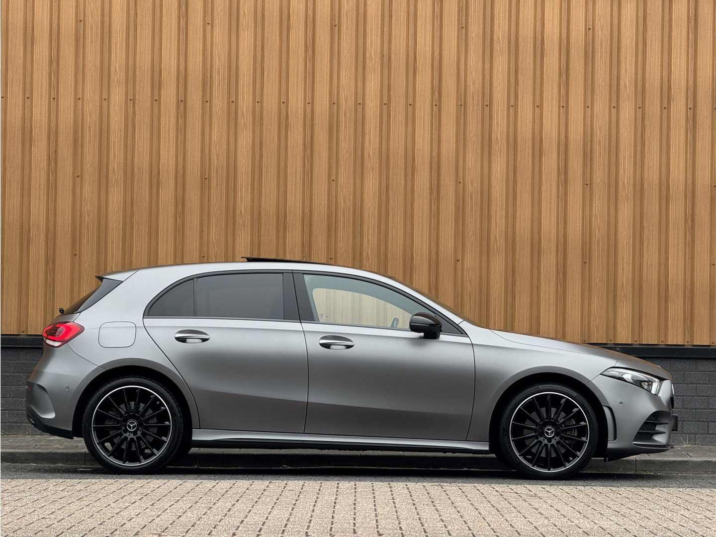 Mercedes-Benz A-Klasse 250 e Premium Plus | Grafietgrijs Mango | Burmester | Panorama dak | Head-Up Display | 360° Camera | Multibeam Led | Sfeerverlichting | Trekhaak | Apple Carplay | Android Auto |