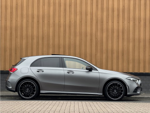 Mercedes-Benz A-Klasse 250 e Premium Plus | Grafietgrijs Mango | Burmester | Panorama dak | Head-Up Display | 360° Camera | Multibeam Led | Sfeerverlichting | Trekhaak | Apple Carplay | Android Auto |