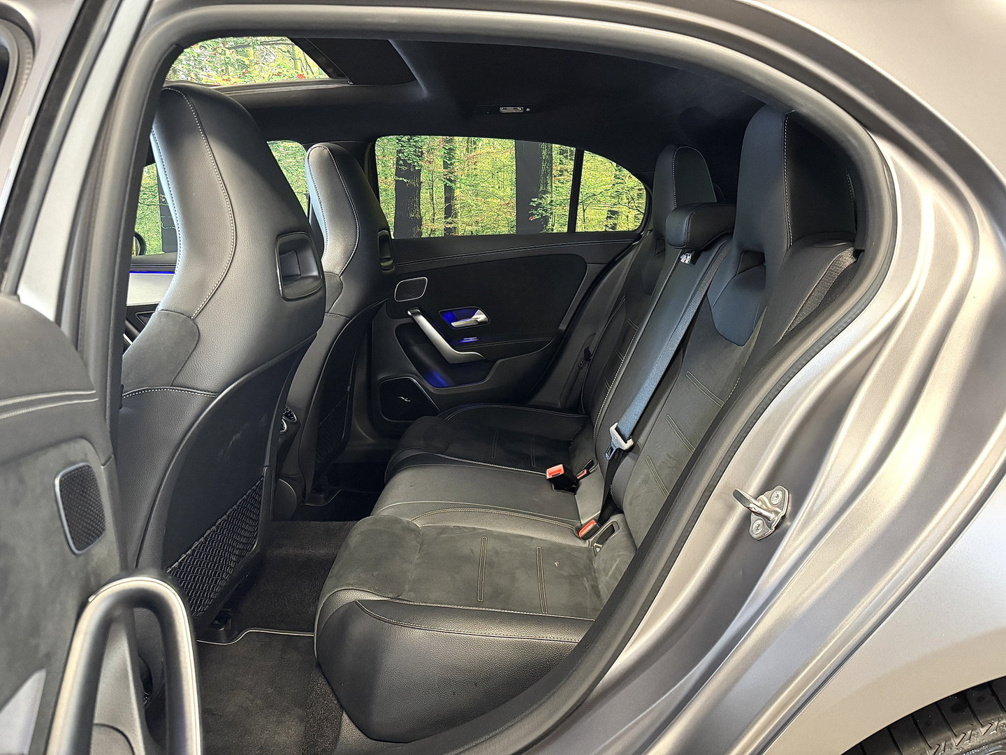 Mercedes-Benz A-Klasse 250 e Premium Plus | Grafietgrijs Mango | Burmester | Panorama dak | Head-Up Display | 360° Camera | Multibeam Led | Sfeerverlichting | Trekhaak | Apple Carplay | Android Auto |