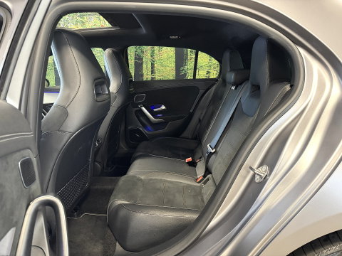 Mercedes-Benz A-Klasse 250 e Premium Plus | Grafietgrijs Mango | Burmester | Panorama dak | Head-Up Display | 360° Camera | Multibeam Led | Sfeerverlichting | Trekhaak | Apple Carplay | Android Auto |