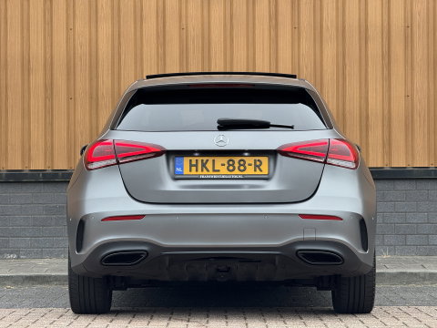 Mercedes-Benz A-Klasse 250 e Premium Plus | Grafietgrijs Mango | Burmester | Panorama dak | Head-Up Display | 360° Camera | Multibeam Led | Sfeerverlichting | Trekhaak | Apple Carplay | Android Auto |