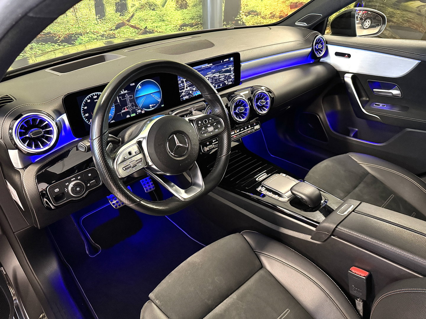 Mercedes-Benz A-Klasse 250 e Premium Plus | Grafietgrijs Mango | Burmester | Panorama dak | Head-Up Display | 360° Camera | Multibeam Led | Sfeerverlichting | Trekhaak | Apple Carplay | Android Auto |