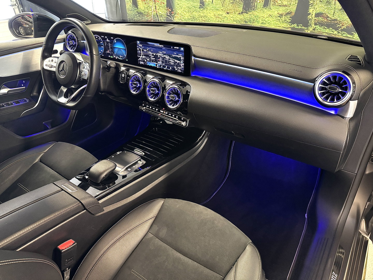 Mercedes-Benz A-Klasse 250 e Premium Plus | Grafietgrijs Mango | Burmester | Panorama dak | Head-Up Display | 360° Camera | Multibeam Led | Sfeerverlichting | Trekhaak | Apple Carplay | Android Auto |