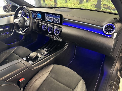 Mercedes-Benz A-Klasse 250 e Premium Plus | Grafietgrijs Mango | Burmester | Panorama dak | Head-Up Display | 360° Camera | Multibeam Led | Sfeerverlichting | Trekhaak | Apple Carplay | Android Auto |