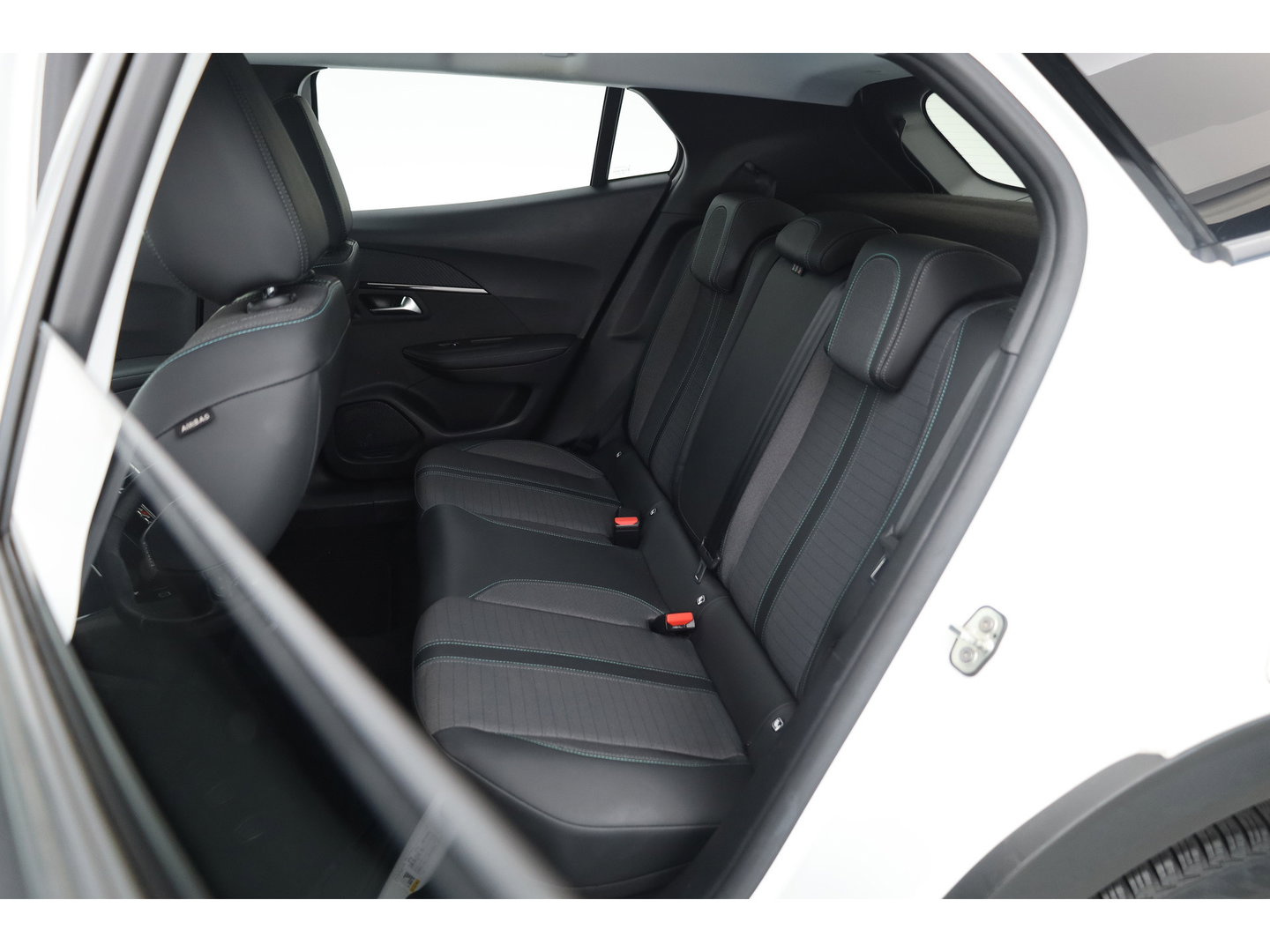 Peugeot 2008 1.2 PureTech Blue Lease Allure | Cruise Control | Camera | Navi | Stoelverw. | DAB | Android Auto | 17'' | PDC+A