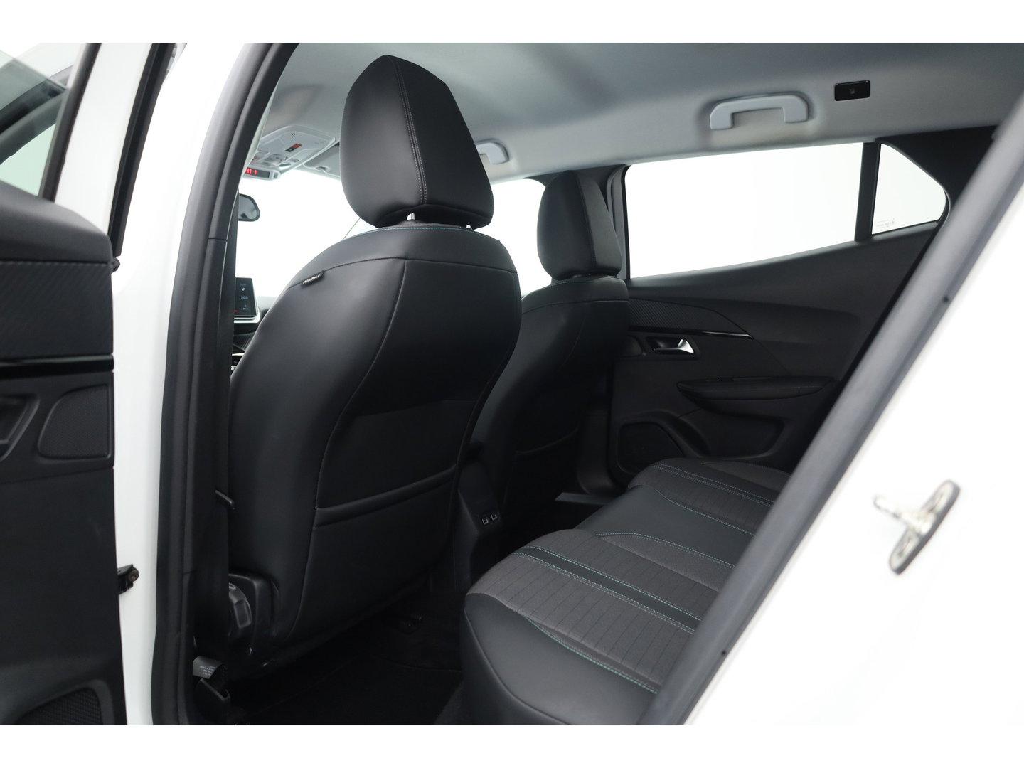 Peugeot 2008 1.2 PureTech Blue Lease Allure | Cruise Control | Camera | Navi | Stoelverw. | DAB | Android Auto | 17'' | PDC+A