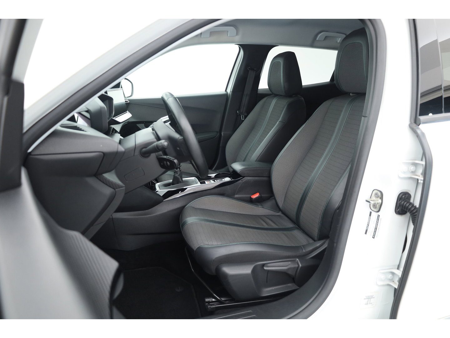 Peugeot 2008 1.2 PureTech Blue Lease Allure | Cruise Control | Camera | Navi | Stoelverw. | DAB | Android Auto | 17'' | PDC+A