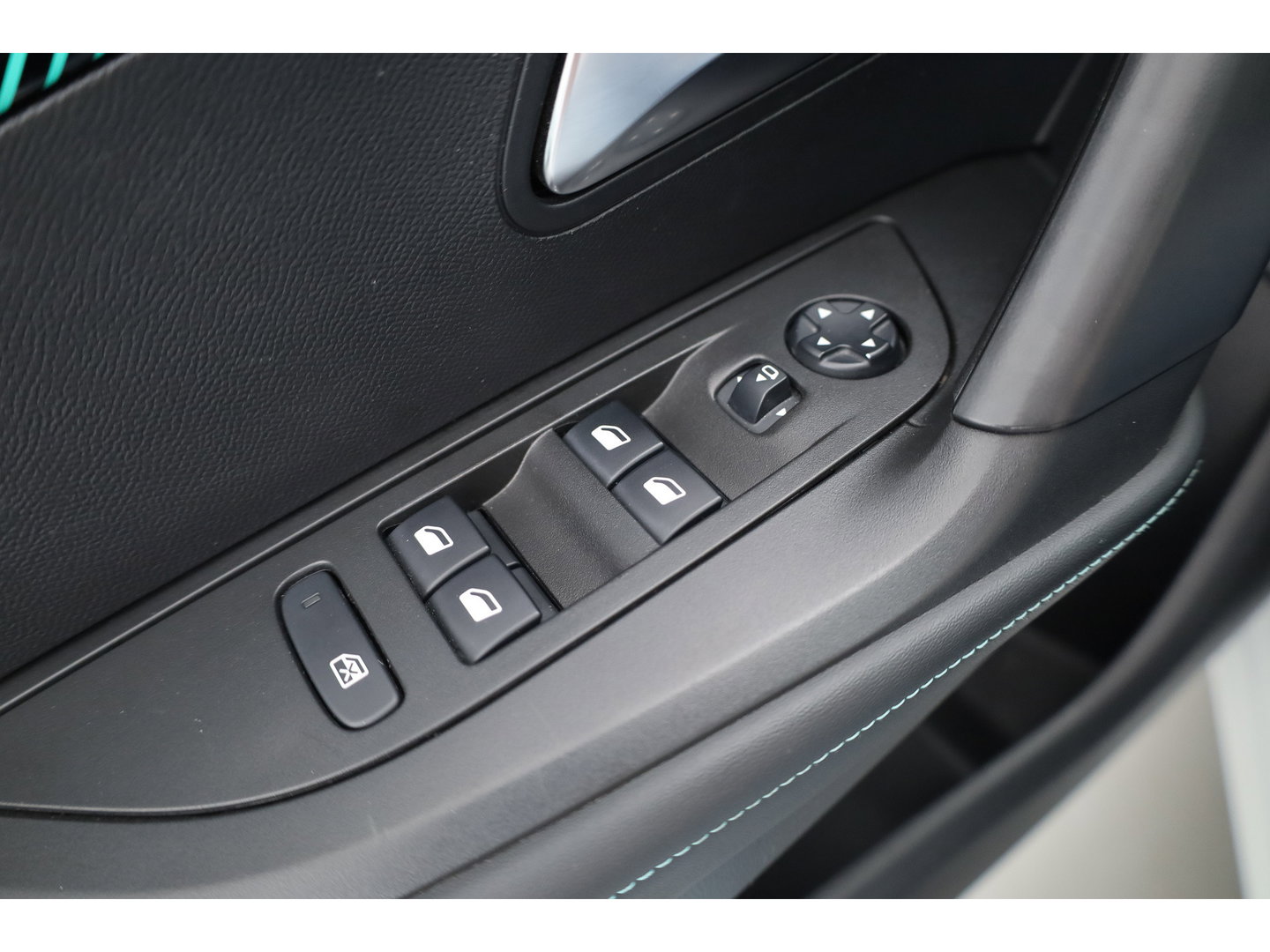 Peugeot 2008 1.2 PureTech Blue Lease Allure | Cruise Control | Camera | Navi | Stoelverw. | DAB | Android Auto | 17'' | PDC+A