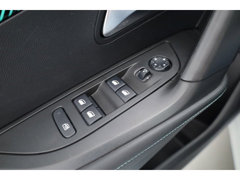 Peugeot 2008 1.2 PureTech Blue Lease Allure | Cruise Control | Camera | Navi | Stoelverw. | DAB | Android Auto | 17'' | PDC+A
