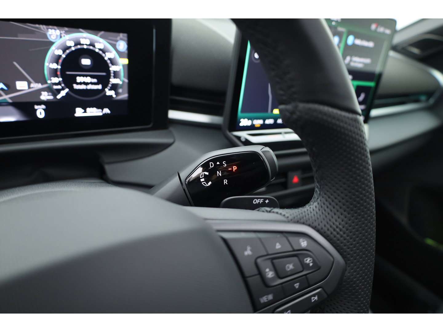 Volkswagen T-Roc 1.5 eTsi R-Line First Edition | Dig. Cockpit | IQ Light | Pano | Adapt. Cruise | Trekhaak | Head-up | Harman Kardon | Keyless | 360cam | Stoel- Stuurverw.