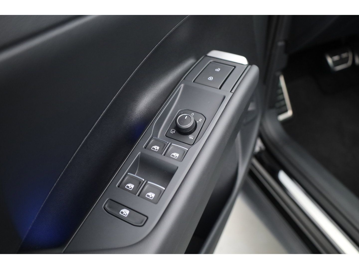 Volkswagen T-Roc 1.5 eTsi R-Line First Edition | Dig. Cockpit | IQ Light | Pano | Adapt. Cruise | Trekhaak | Head-up | Harman Kardon | Keyless | 360cam | Stoel- Stuurverw.