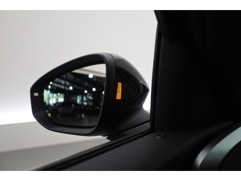 Volkswagen T-Roc 1.5 eTsi R-Line First Edition | Dig. Cockpit | IQ Light | Pano | Adapt. Cruise | Trekhaak | Head-up | Harman Kardon | Keyless | 360cam | Stoel- Stuurverw.