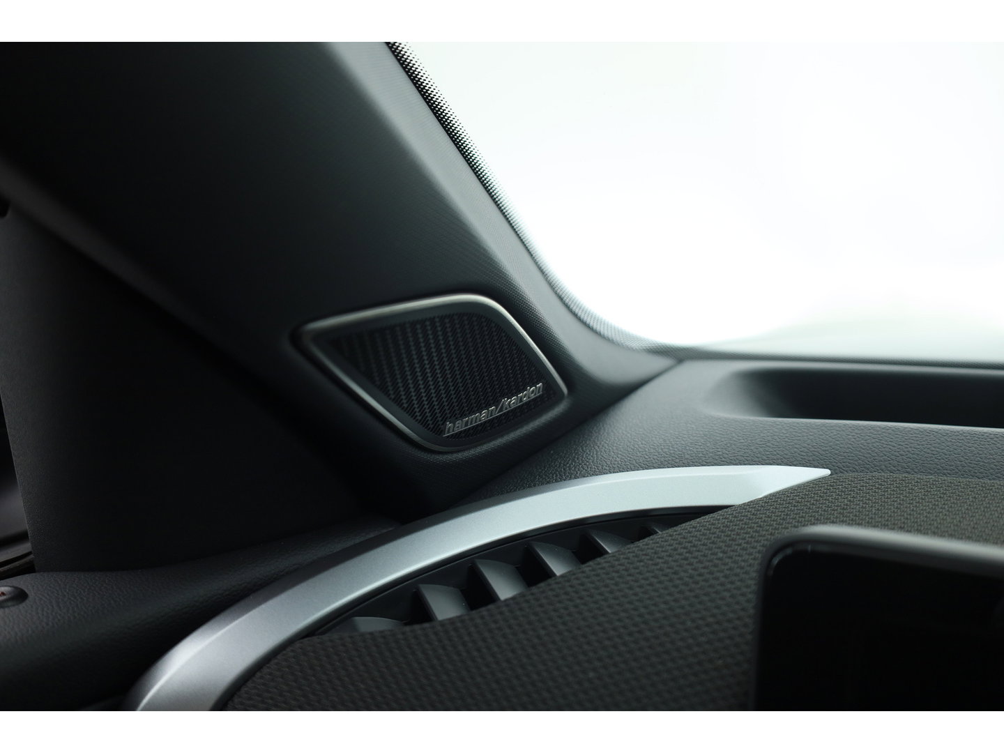Volkswagen T-Roc 1.5 eTsi R-Line First Edition | Dig. Cockpit | IQ Light | Pano | Adapt. Cruise | Trekhaak | Head-up | Harman Kardon | Keyless | 360cam | Stoel- Stuurverw.