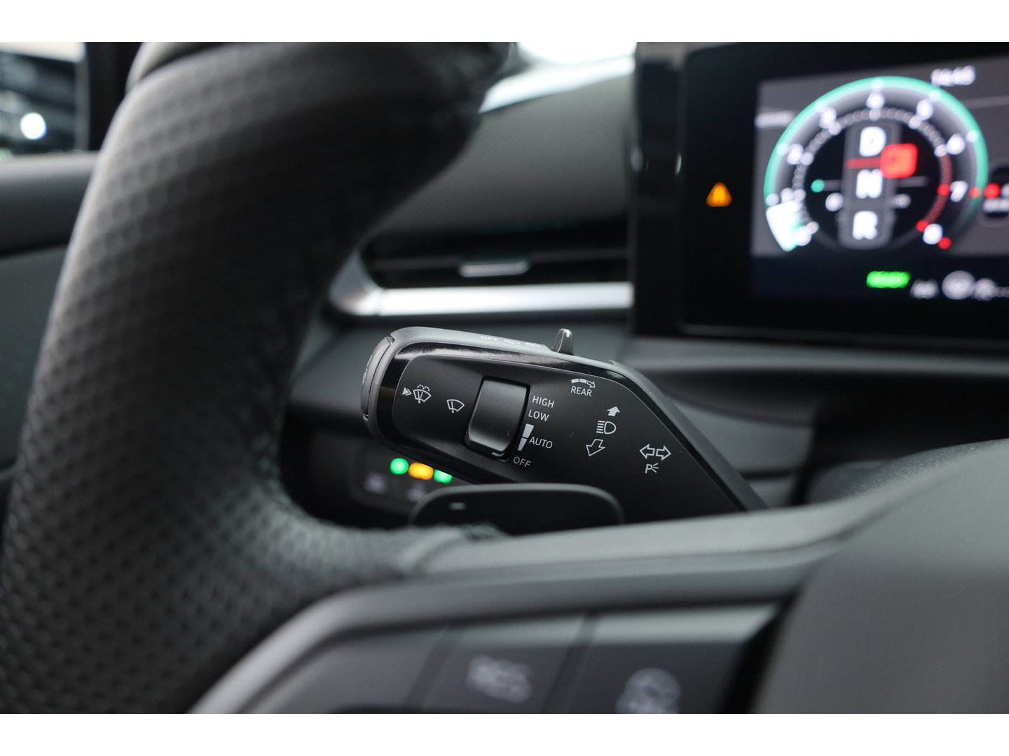 Volkswagen T-Roc 1.5 eTsi R-Line First Edition | Dig. Cockpit | IQ Light | Pano | Adapt. Cruise | Trekhaak | Head-up | Harman Kardon | Keyless | 360cam | Stoel- Stuurverw.