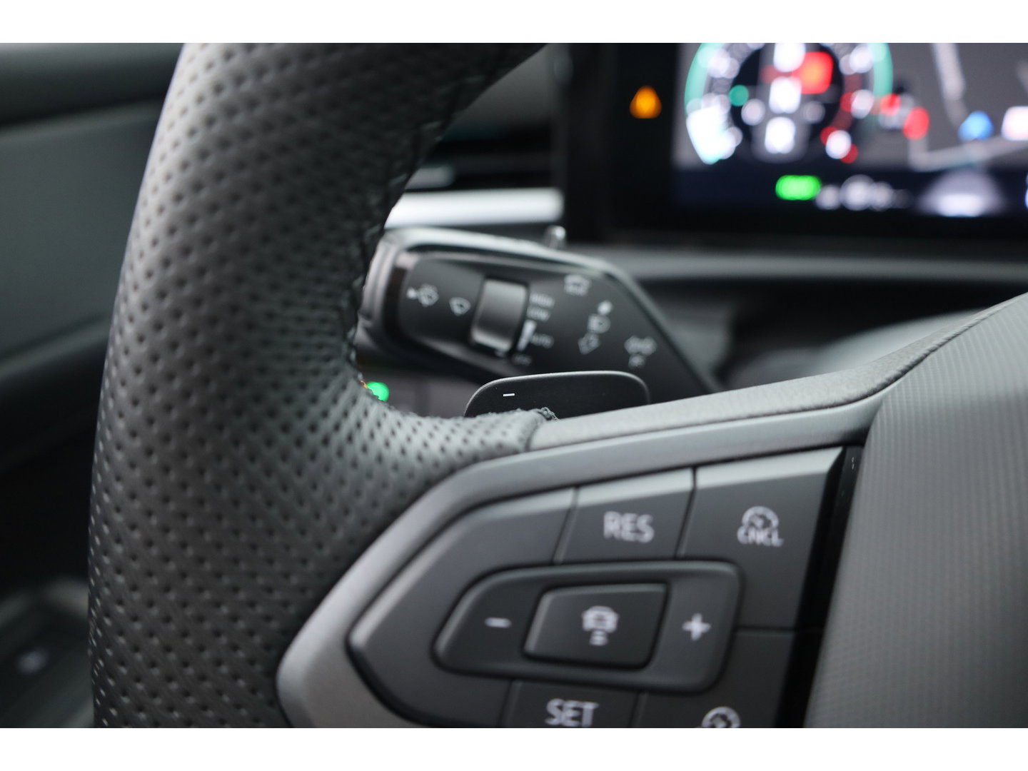 Volkswagen T-Roc 1.5 eTsi R-Line First Edition | Dig. Cockpit | IQ Light | Pano | Adapt. Cruise | Trekhaak | Head-up | Harman Kardon | Keyless | 360cam | Stoel- Stuurverw.