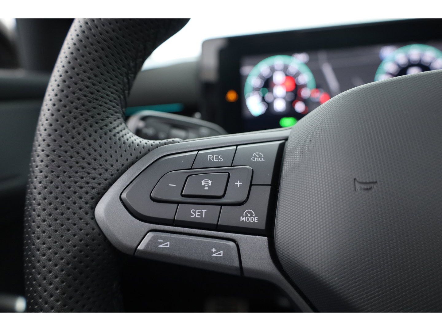 Volkswagen T-Roc 1.5 eTsi R-Line First Edition | Dig. Cockpit | IQ Light | Pano | Adapt. Cruise | Trekhaak | Head-up | Harman Kardon | Keyless | 360cam | Stoel- Stuurverw.