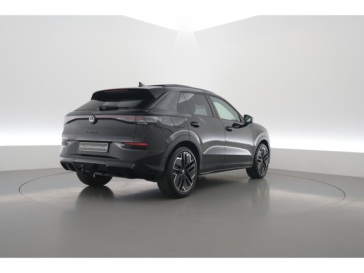 Volkswagen T-Roc 1.5 eTsi R-Line First Edition | Dig. Cockpit | IQ Light | Pano | Adapt. Cruise | Trekhaak | Head-up | Harman Kardon | Keyless | 360cam | Stoel- Stuurverw.