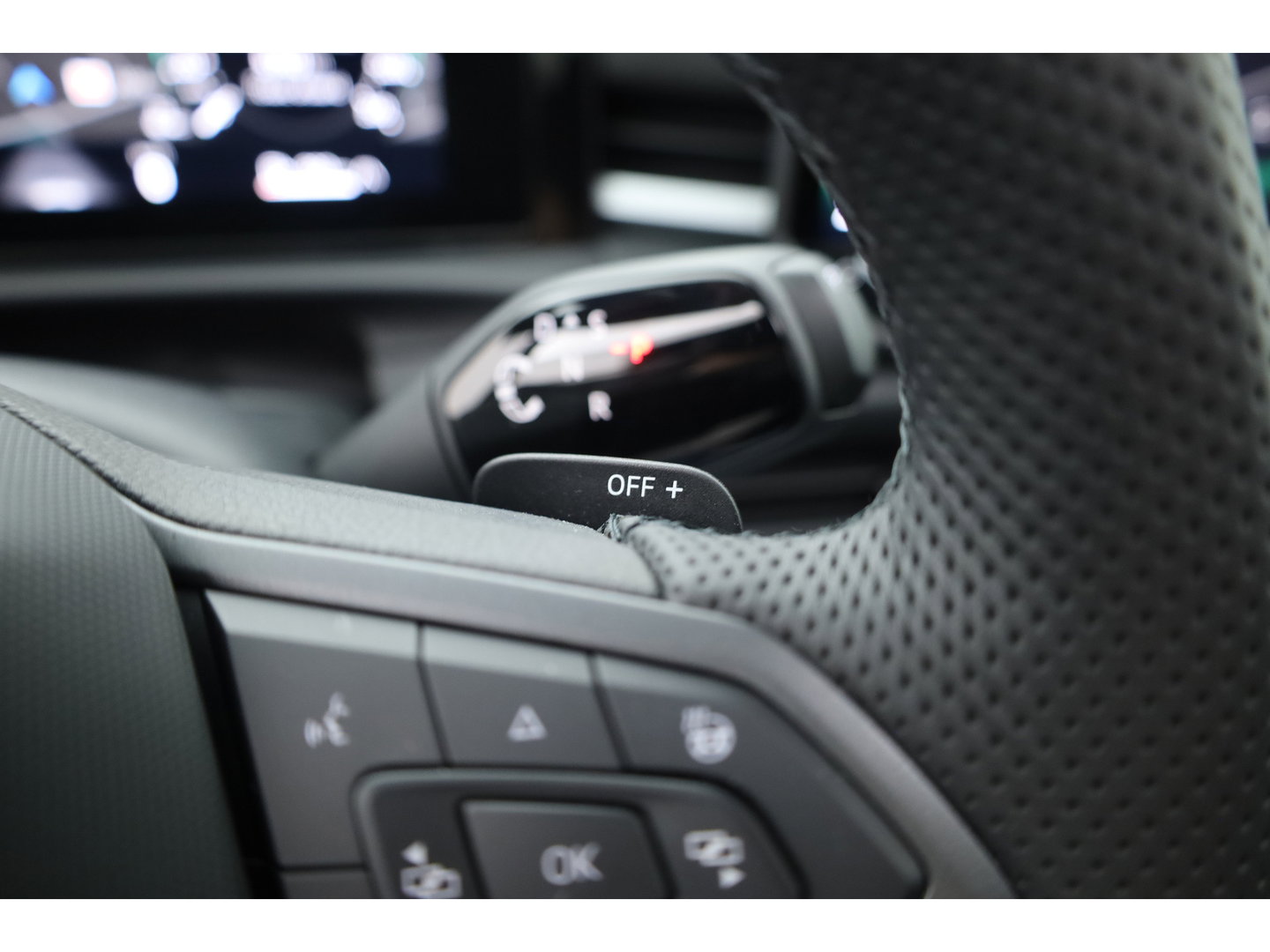 Volkswagen T-Roc 1.5 eTsi R-Line First Edition | Dig. Cockpit | IQ Light | Pano | Adapt. Cruise | Trekhaak | Head-up | Harman Kardon | Keyless | 360cam | Stoel- Stuurverw.