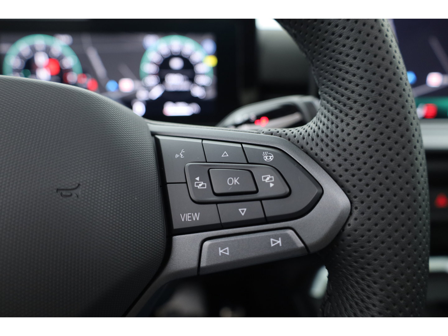 Volkswagen T-Roc 1.5 eTsi R-Line First Edition | Dig. Cockpit | IQ Light | Pano | Adapt. Cruise | Trekhaak | Head-up | Harman Kardon | Keyless | 360cam | Stoel- Stuurverw.