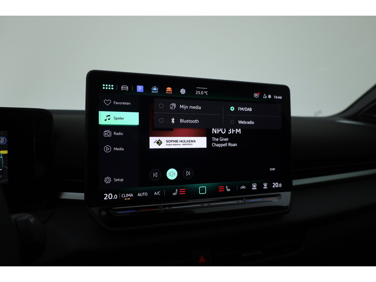Volkswagen T-Roc 1.5 eTsi R-Line First Edition | Dig. Cockpit | IQ Light | Pano | Adapt. Cruise | Trekhaak | Head-up | Harman Kardon | Keyless | 360cam | Stoel- Stuurverw.