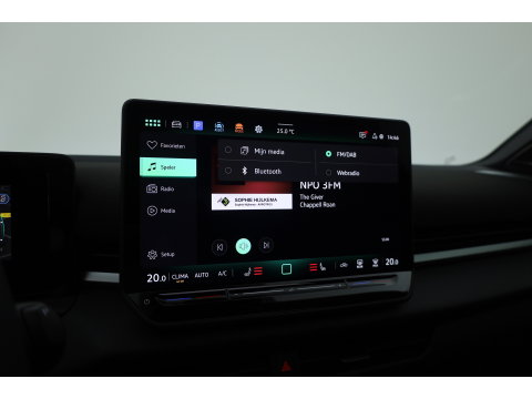Volkswagen T-Roc 1.5 eTsi R-Line First Edition | Dig. Cockpit | IQ Light | Pano | Adapt. Cruise | Trekhaak | Head-up | Harman Kardon | Keyless | 360cam | Stoel- Stuurverw.