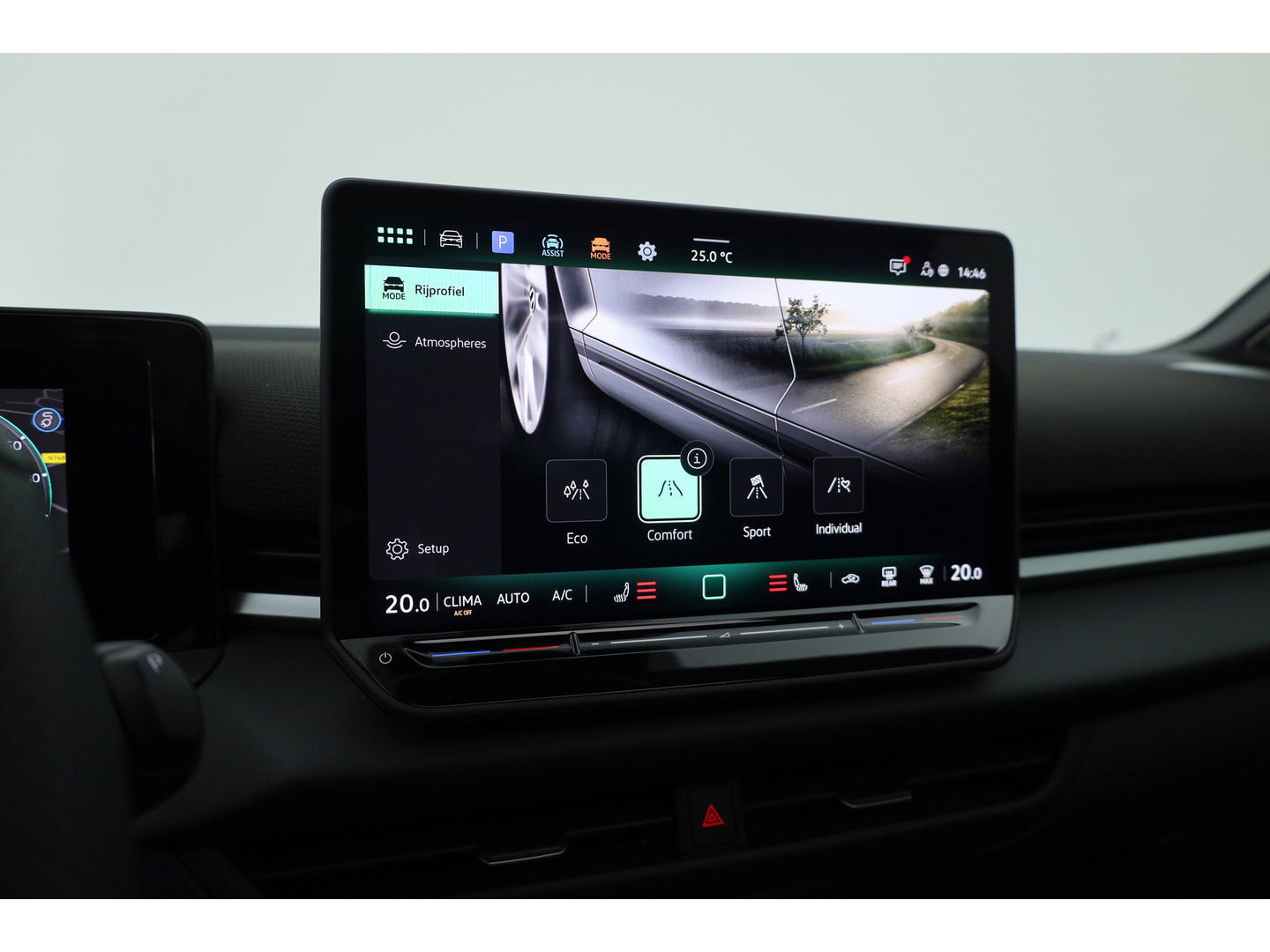 Volkswagen T-Roc 1.5 eTsi R-Line First Edition | Dig. Cockpit | IQ Light | Pano | Adapt. Cruise | Trekhaak | Head-up | Harman Kardon | Keyless | 360cam | Stoel- Stuurverw.