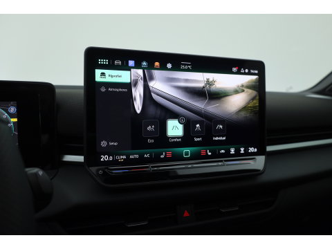 Volkswagen T-Roc 1.5 eTsi R-Line First Edition | Dig. Cockpit | IQ Light | Pano | Adapt. Cruise | Trekhaak | Head-up | Harman Kardon | Keyless | 360cam | Stoel- Stuurverw.