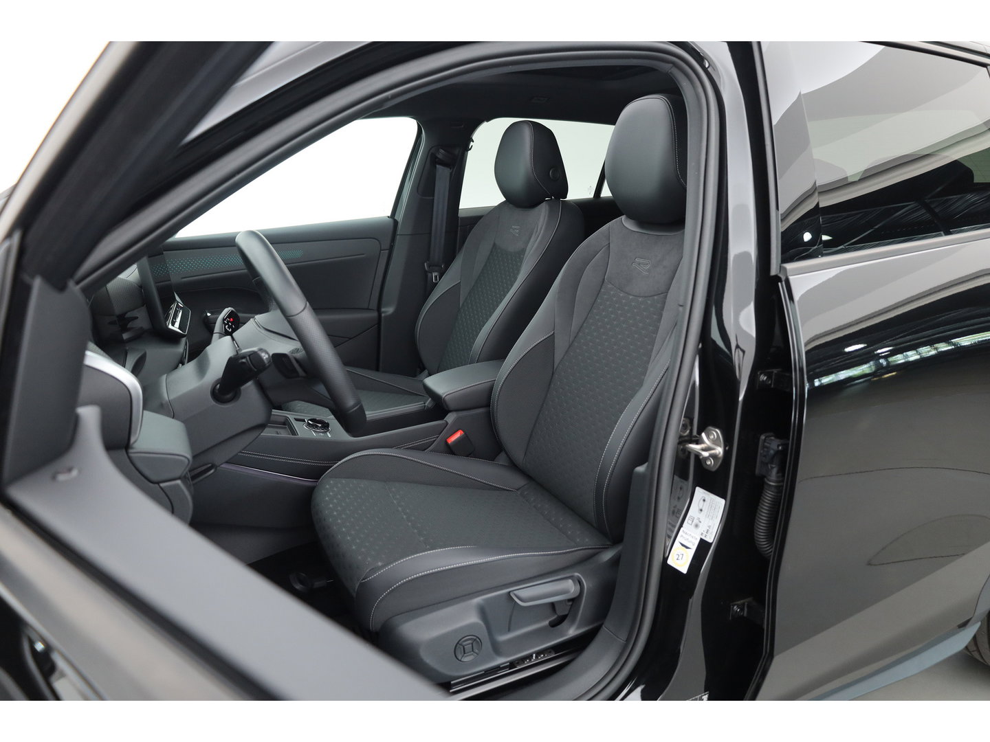 Volkswagen T-Roc 1.5 eTsi R-Line First Edition | Dig. Cockpit | IQ Light | Pano | Adapt. Cruise | Trekhaak | Head-up | Harman Kardon | Keyless | 360cam | Stoel- Stuurverw.