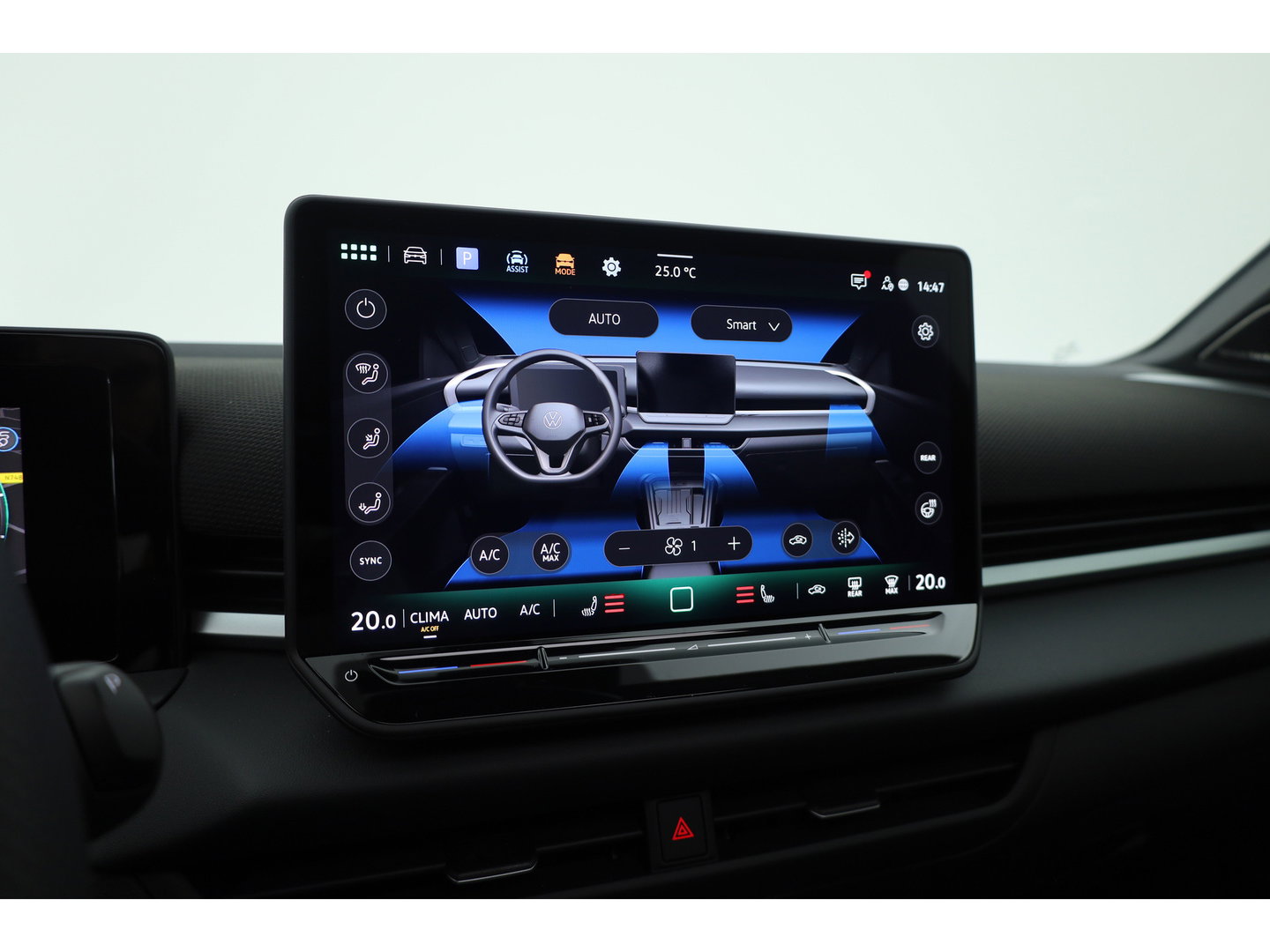Volkswagen T-Roc 1.5 eTsi R-Line First Edition | Dig. Cockpit | IQ Light | Pano | Adapt. Cruise | Trekhaak | Head-up | Harman Kardon | Keyless | 360cam | Stoel- Stuurverw.