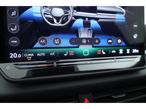 Volkswagen T-Roc 1.5 eTsi R-Line First Edition | Dig. Cockpit | IQ Light | Pano | Adapt. Cruise | Trekhaak | Head-up | Harman Kardon | Keyless | 360cam | Stoel- Stuurverw.