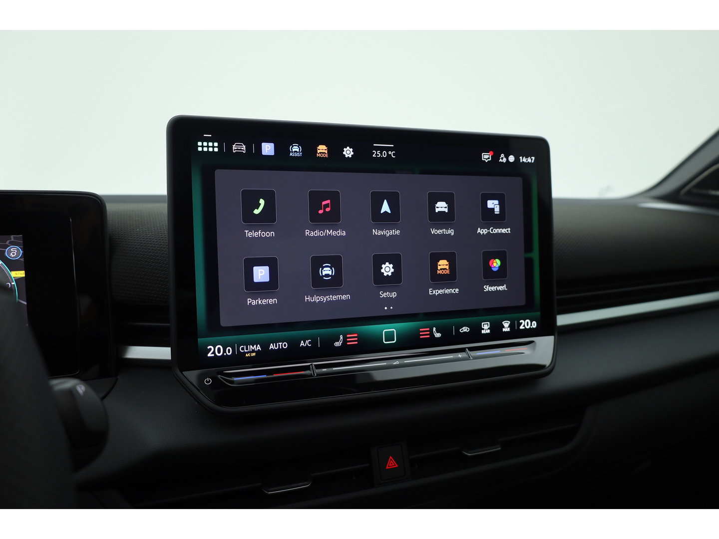 Volkswagen T-Roc 1.5 eTsi R-Line First Edition | Dig. Cockpit | IQ Light | Pano | Adapt. Cruise | Trekhaak | Head-up | Harman Kardon | Keyless | 360cam | Stoel- Stuurverw.