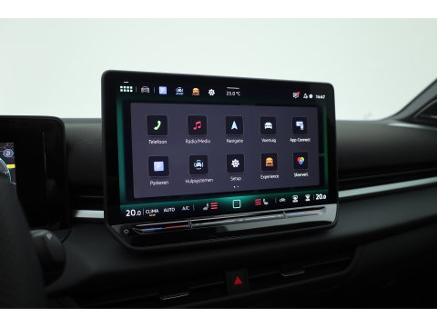 Volkswagen T-Roc 1.5 eTsi R-Line First Edition | Dig. Cockpit | IQ Light | Pano | Adapt. Cruise | Trekhaak | Head-up | Harman Kardon | Keyless | 360cam | Stoel- Stuurverw.