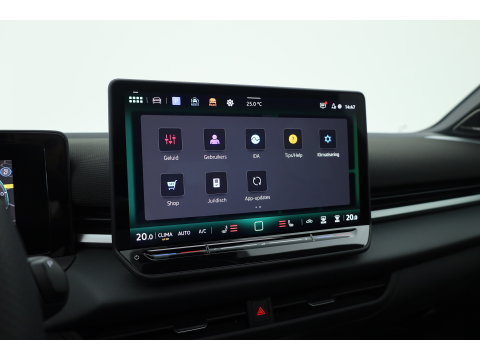Volkswagen T-Roc 1.5 eTsi R-Line First Edition | Dig. Cockpit | IQ Light | Pano | Adapt. Cruise | Trekhaak | Head-up | Harman Kardon | Keyless | 360cam | Stoel- Stuurverw.