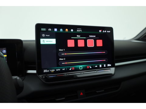Volkswagen T-Roc 1.5 eTsi R-Line First Edition | Dig. Cockpit | IQ Light | Pano | Adapt. Cruise | Trekhaak | Head-up | Harman Kardon | Keyless | 360cam | Stoel- Stuurverw.